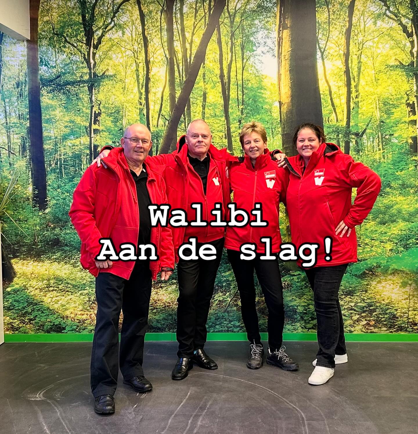 teamleden in walibi werkkleding poseren